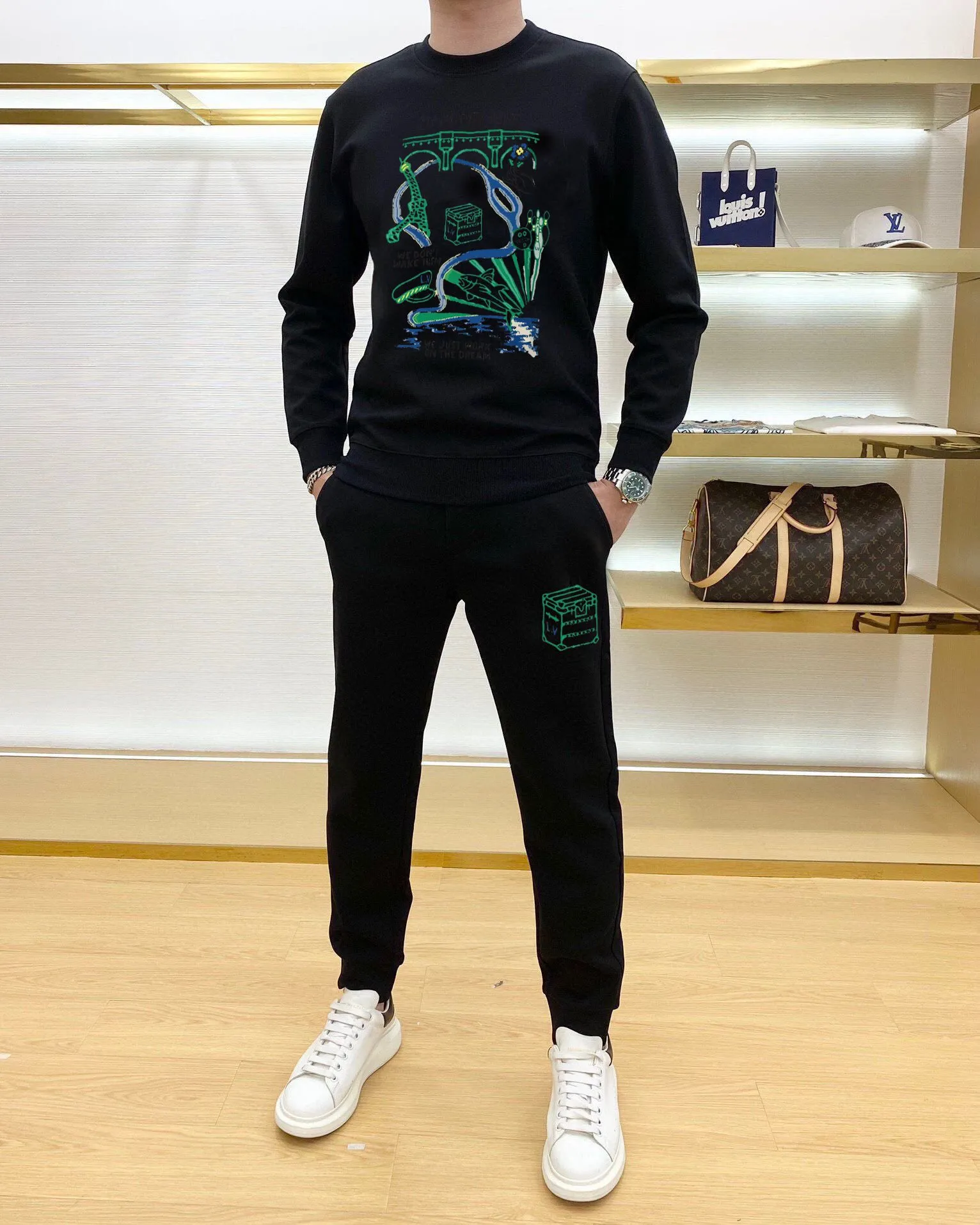 🅿️380 direct batch [Lv Louis Vuitton] (Fat Man Gospel) hot-selling suit is coming. Focus on the original version of the official website. 2025 new hot-selling sweatshirt suit. The original order is the best. 🇭🇰The meticulous work of top designers. Just for a fitting and perfect upper body effect. All-natural high-quality Roman cotton 100%, close-fitting comfort, noble and elegant! Original hardware embodies elegance and nobility! Counter size: M-5XL (maximum wear up to 220 pounds)